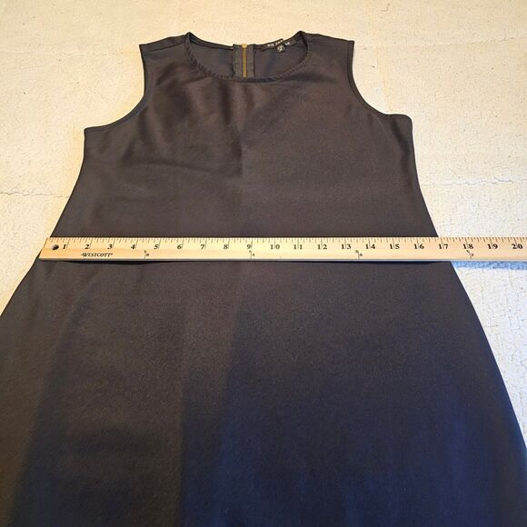 Nic and Nash Sz Med Classy Little Black Dress with elegant gold zipper in back - Picture 7 of 8